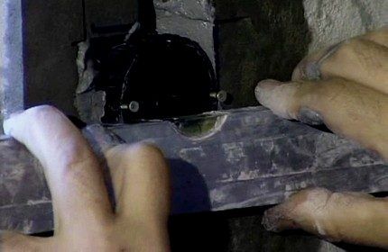 Как поставить встроенную двойную розетку в один подрозетник Корректировка вертикальности плоскости