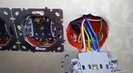 Как поставить встроенную двойную розетку в один подрозетник Соблюдение вертикальности розеток