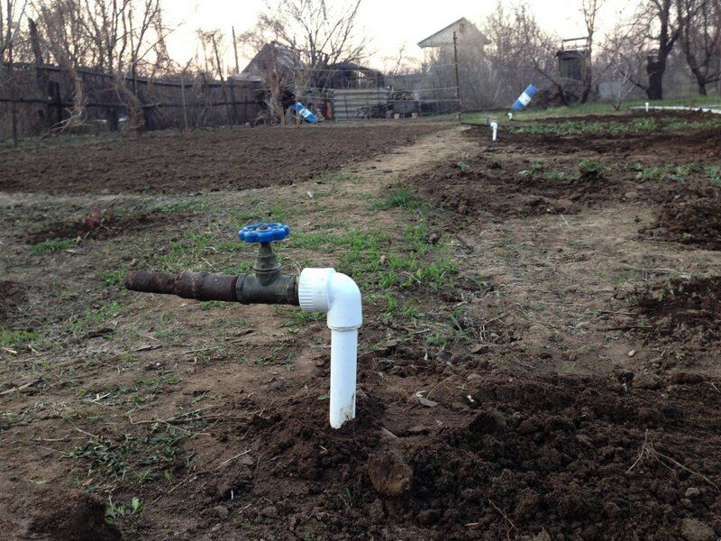 Водопровод на дачном участке для полива Водопровод на дачном участке для полива