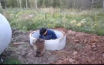 Как сделать недорогой септик из колец своими руками Метод «подкапывания» колец