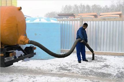 Откачка содержимого из сливной ямы из кирпича Обслуживание сливной ямы