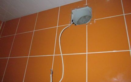 Установка вентилятора чтобы не запотевал бачок унитаза Установка вентилятора