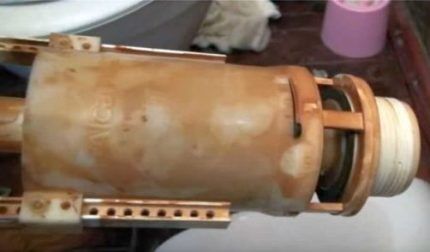 Причины для замены поплавка в бачке унитаза Ржавчина на арматуре