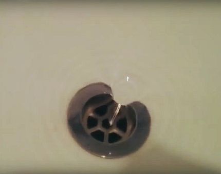 Воронка при сливе воды Воронка при сливе воды