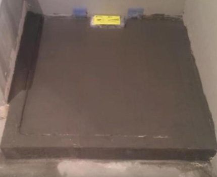 Поверхность поддона слегка наклонена в сторону трапа Чистовая стяжка поддона