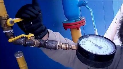 Конроль проведения опрессовки по показаниям манометра Опрессовка газопровода