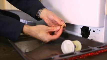 Очистка сливного устройства Очистка сливного устройства