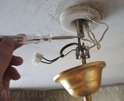 Определение фазного провода в узле электропроводки Поиск фазного провода индикаторной отверткой