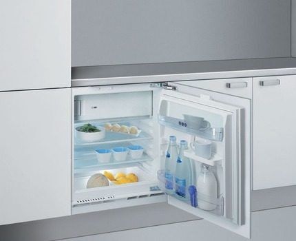 Агрегаты Канди можно разместить даже в узкой нише Встроенный холодильник