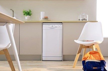 Отдельностоящие модели можно прятать в секцию кухонного гарнитура Узкая посудомоечная машина