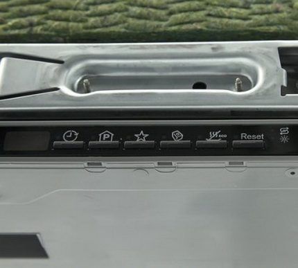 Панель управления встраиваемой посудомоечной машины от компании Electrolux Встраиваемая посудомойка