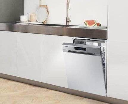 Электронный дисплей в верхней части дверцы Посудомойка Samsung DW60M6050SS