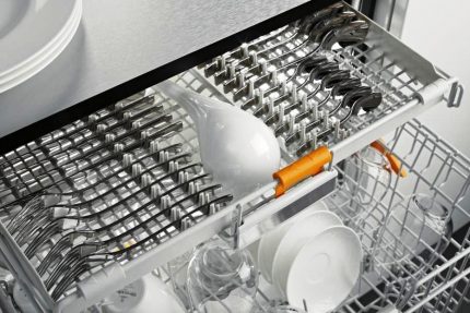 Конструкция поддона максимально продумана Выдвижной поддон для столовых приборов