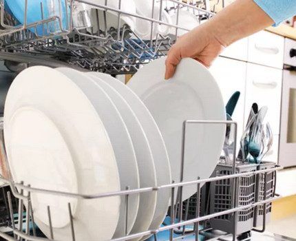 Модель ADG 321 от Whirlpool Посудомоечная машина в полной загрузке