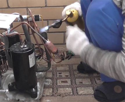 Работы по извлечению компрессора из сплит-системы Демонтаж компрессора кондиционера
