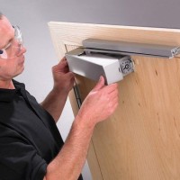 Как сделать регулировку дверного доводчика своими руками: пошаговая инструкция
