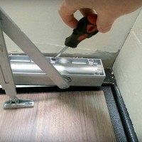 Как отремонтировать дверной доводчик своими руками: причины, пошаговая инструкция