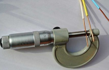 Измерение сечения провода микрометром