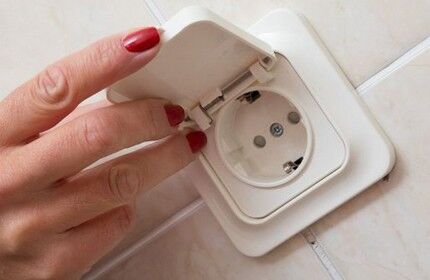 Можно ли заземлить розетку в ванной комнате от кабеля прикрученного к ванной