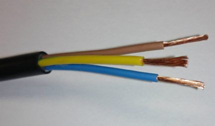 Три жилы токоведущего провода