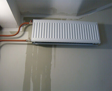 Протекание радиатора отопления под потолком