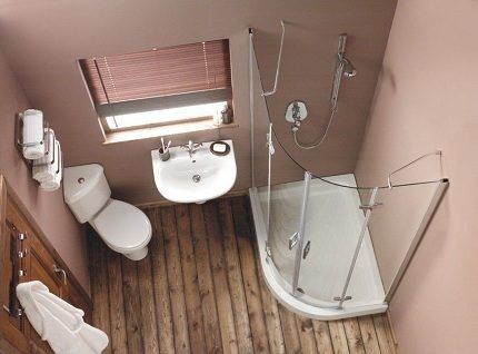 Ванная комната с угловым унитазом