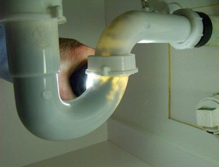 Запах канализации в санузле: причины и устранение