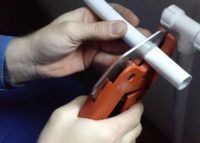 Труборез для полипропиленовых труб: обзор видов инструмента и особенности работы с ним