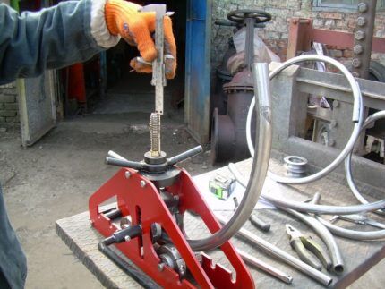 Как производится гибка металлических труб технологические тонкости выполнения работ
