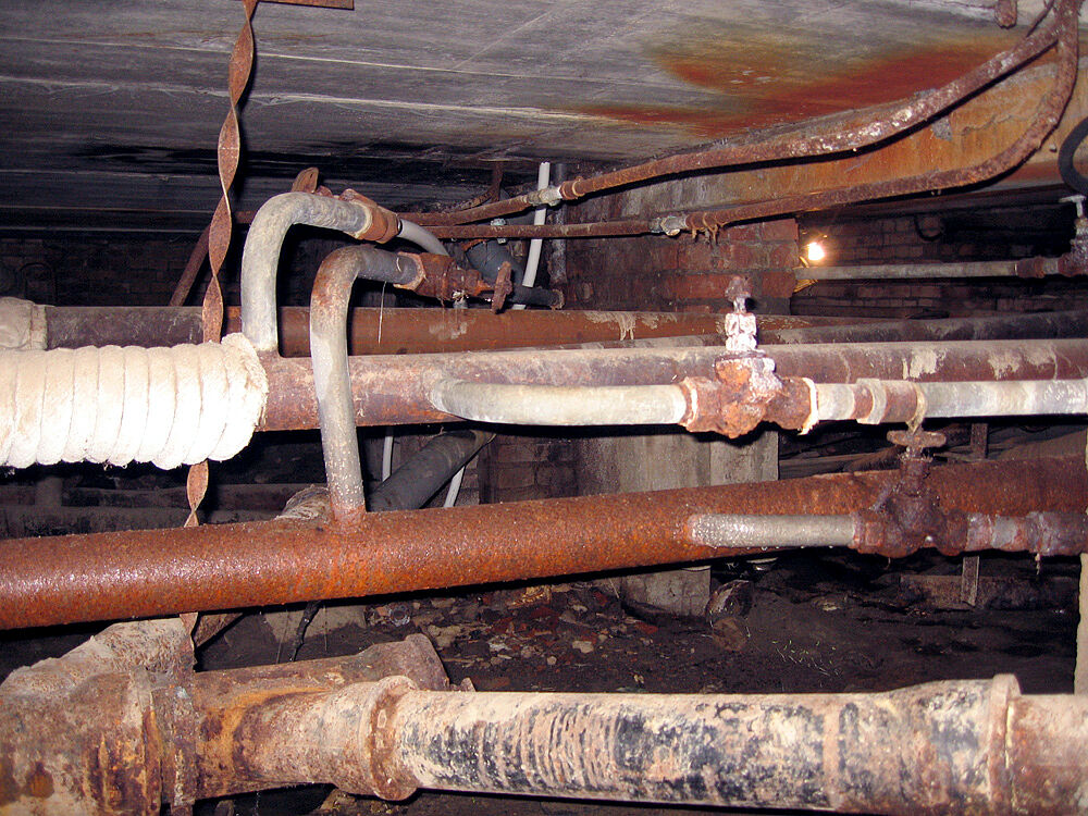 Труба гудит что делать. Старые водопроводные трубы. Водопроводные трубы в подвале. Подвал с трубами. Ржавые трубы в подвале.