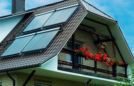 Солнечный коллектор на крыше дома
