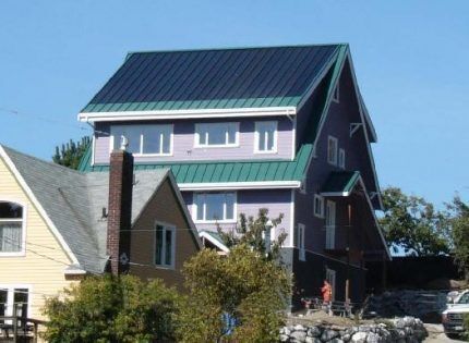 Солнечные панели на крыше дома