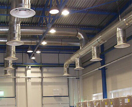 Вытяжные каналы в устройстве вентиляции склада Система вытяжек под потолком склада