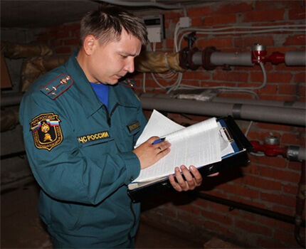 Инспектор пожнадзора на проверке складского помещения Проверка объекта пожарной инспекцией