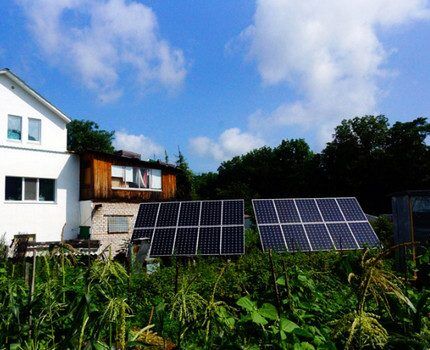 Солнечные батареи во дворе дома