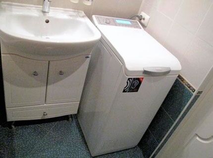 Вертикальная стиральная машина в ванной комнате