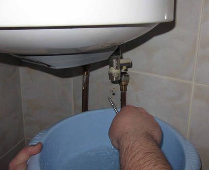 Слив воды через предохранительный клапан