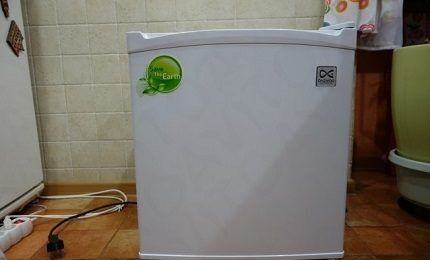 Холодильник-малютка FR-051AR