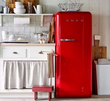 Холодильник в ретро стиле на кухне 