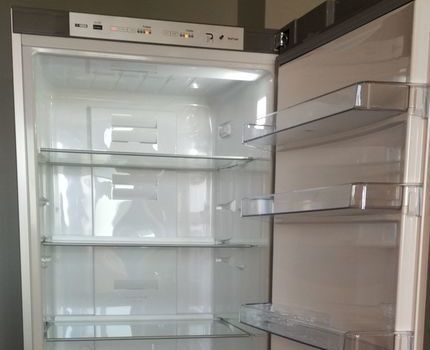 Холодильник Sharp SJ-B236ZRSL изнутри