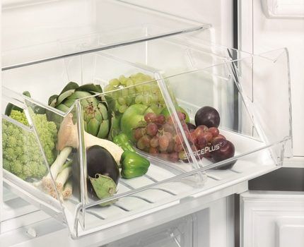 Эргономичные контейнеры в холодильнике Элктролюкс
