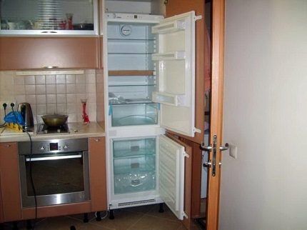 Холодильник в процессе разморозки