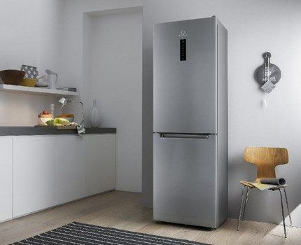 Холодильник Аристон в интерьере