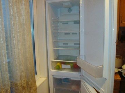 Перевешенная дверца холодильника