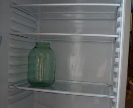 Ребристые бока холодильника для крепления полок