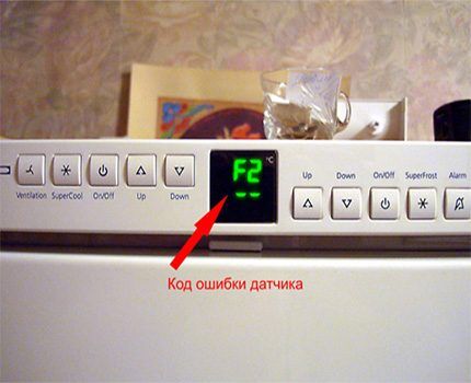Код ошибки на панели управления холодильника