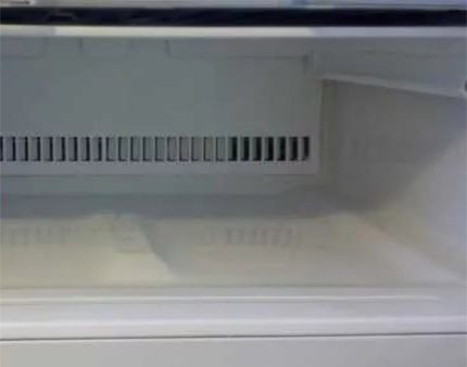Вода внутри холодильной камеры