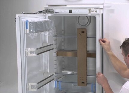 Ремонт провисающей дверки холодильника