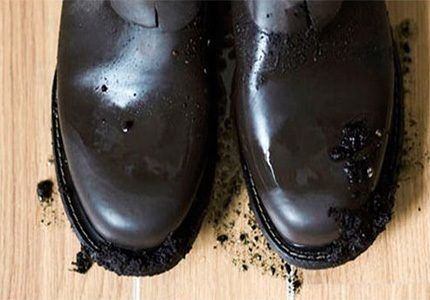 Земляная грязь на ботинках