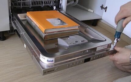 Крепление декоративной панели к встроенной посудомоечной машине
